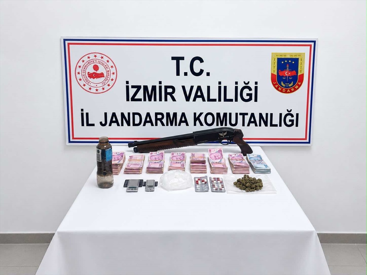 İzmir Karşıyaka'da uyuşturucu baskınında zanlı gözaltına alındı, 139 bin lira bulundu