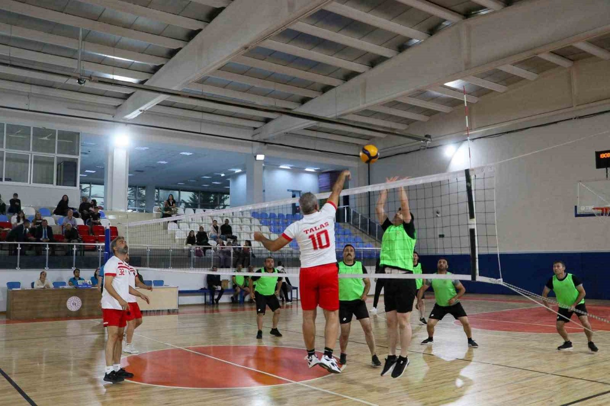Kamu personeli, Kayseri'de 4. Kamu Spor Oyunları'nda voleybol ve futsalda buluştu