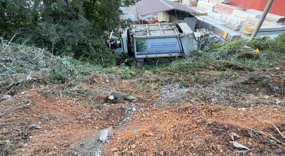 Karabük'te çöp kamyonu yaklaşık 10 metrelik şarampole devrildi, 3 kişi yaralandı.