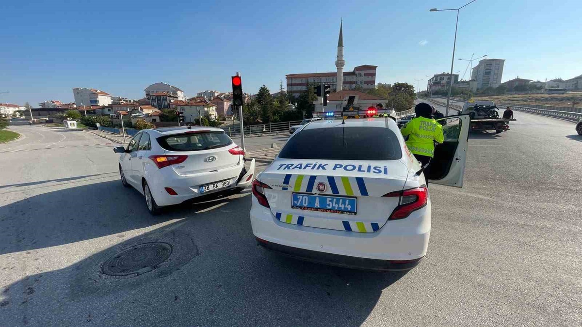 Karaman'da kavşakta otomobil ile motosiklet çarpıştı, motosiklet sürücüsü yaralandı