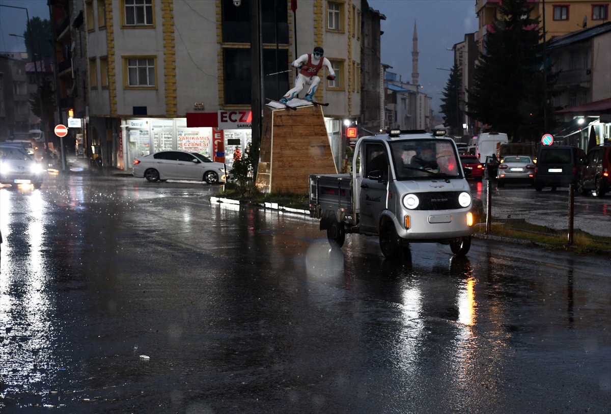 Kars Sarıkamış'ta sağanak hayatı olumsuz etkiledi, evlerin önünde göletler oluştu