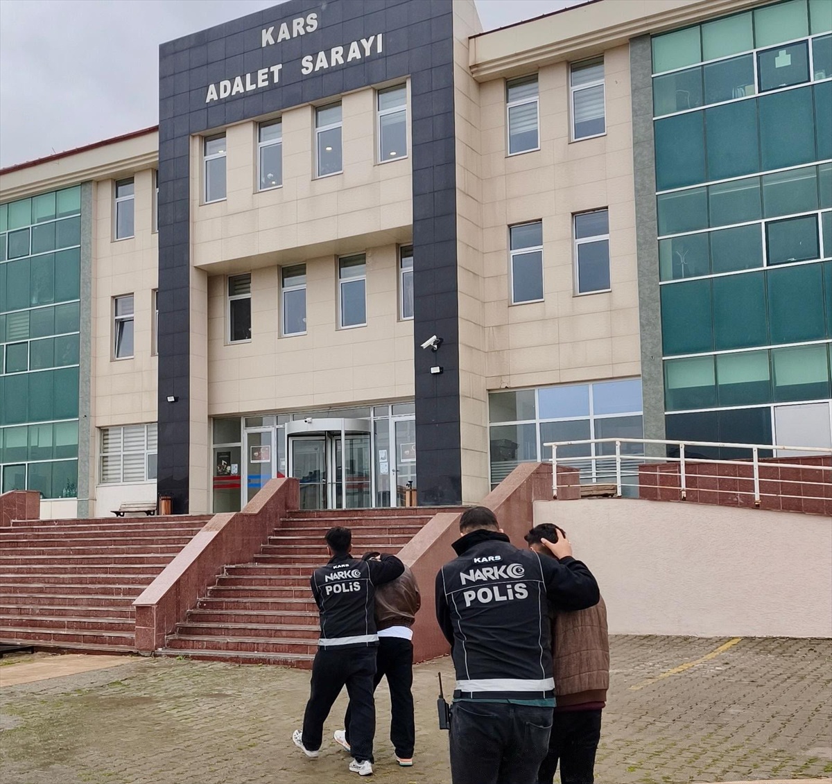 Kars'ta aparta düzenlenen uyuşturucu operasyonunda 2 zanlı tutuklandı