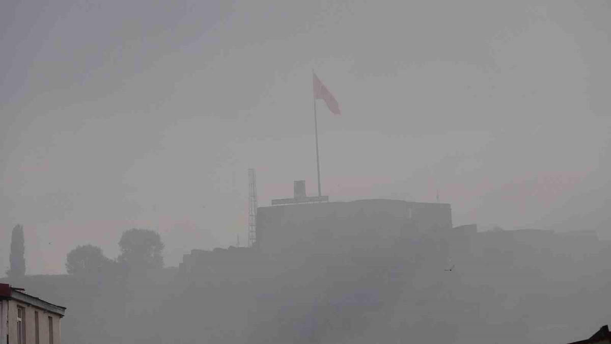 Kars'ta yoğun sis görüş mesafesini 20 metreye düşürdü, Kars Kalesi kayboldu