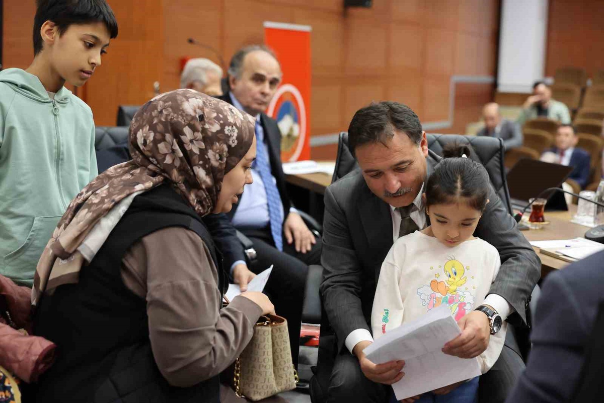 Kayseri Valisi Çiçek, vatandaşların taleplerini dinleyip çözüm için talimat verdi