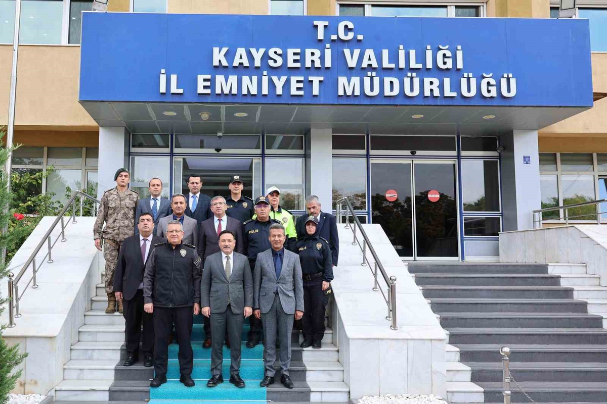 Kayseri Valisi Çiçek, yeni İl Emniyet Müdürü Ergen'den güvenlik çalışmalarını dinledi