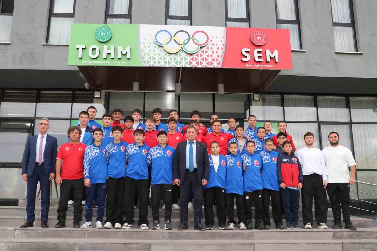 Kayserili güreşçiler U15 Balkan Şampiyonası'nda şampiyonluk ve üçüncülük kazandı