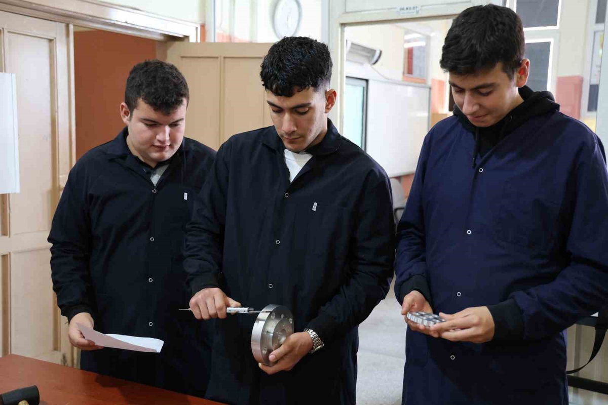 Kırşehir'de meslek lisesi öğrencileri Ahi Bot'un ardından robot kol üretiyor