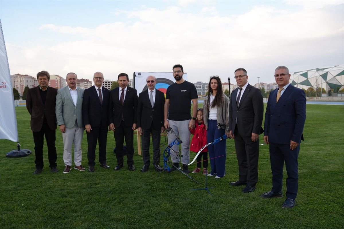 Konya'da Amatör Spor Haftası çelenk töreni ve kortejle başladı