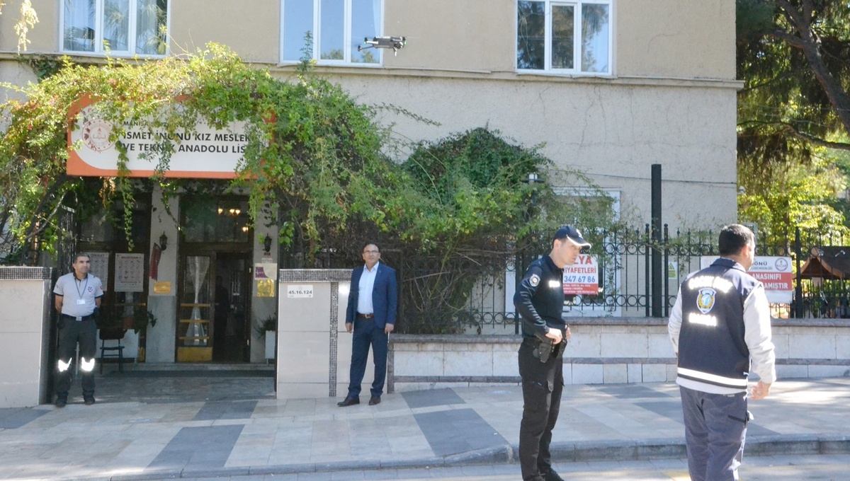 Manisa'da okul ve yurt çevresi denetimlerine dronlar havadan destek verdi