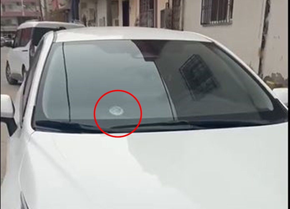 Mardin Kızıltepe'de park halindeki aracın ön camına yorgun mermi isabet etti