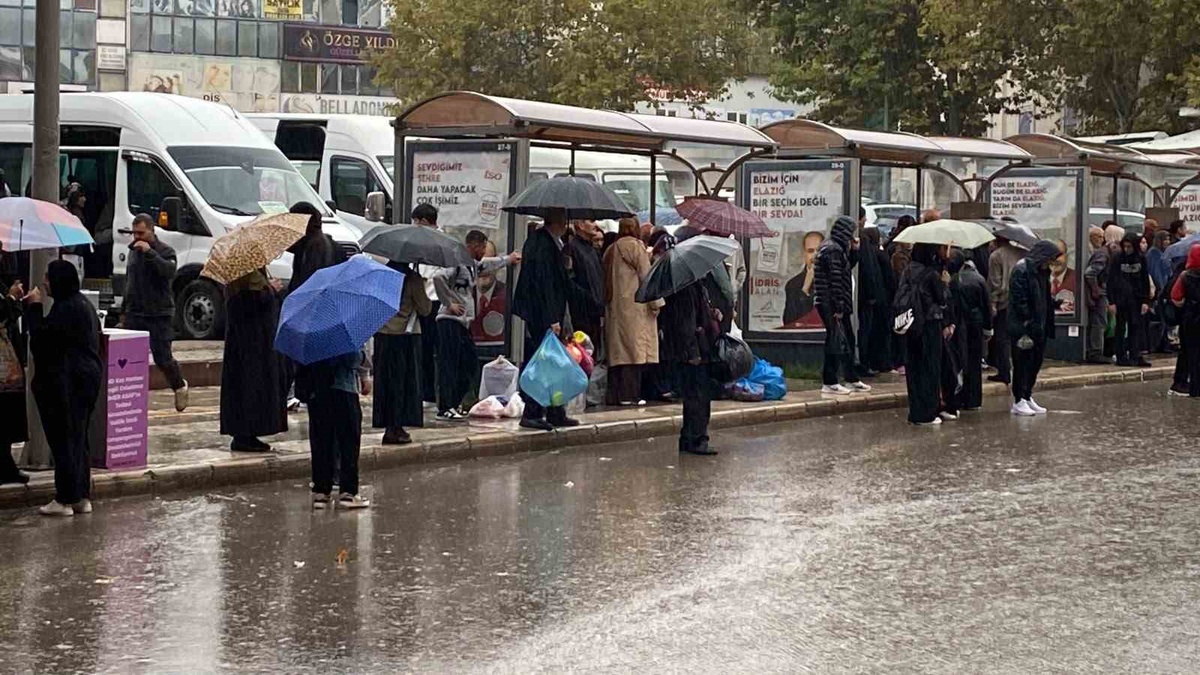 Meteoroloji uyarısı sonrası Elazığ'da sağanak başladı, vatandaşlar duraklara sığındı