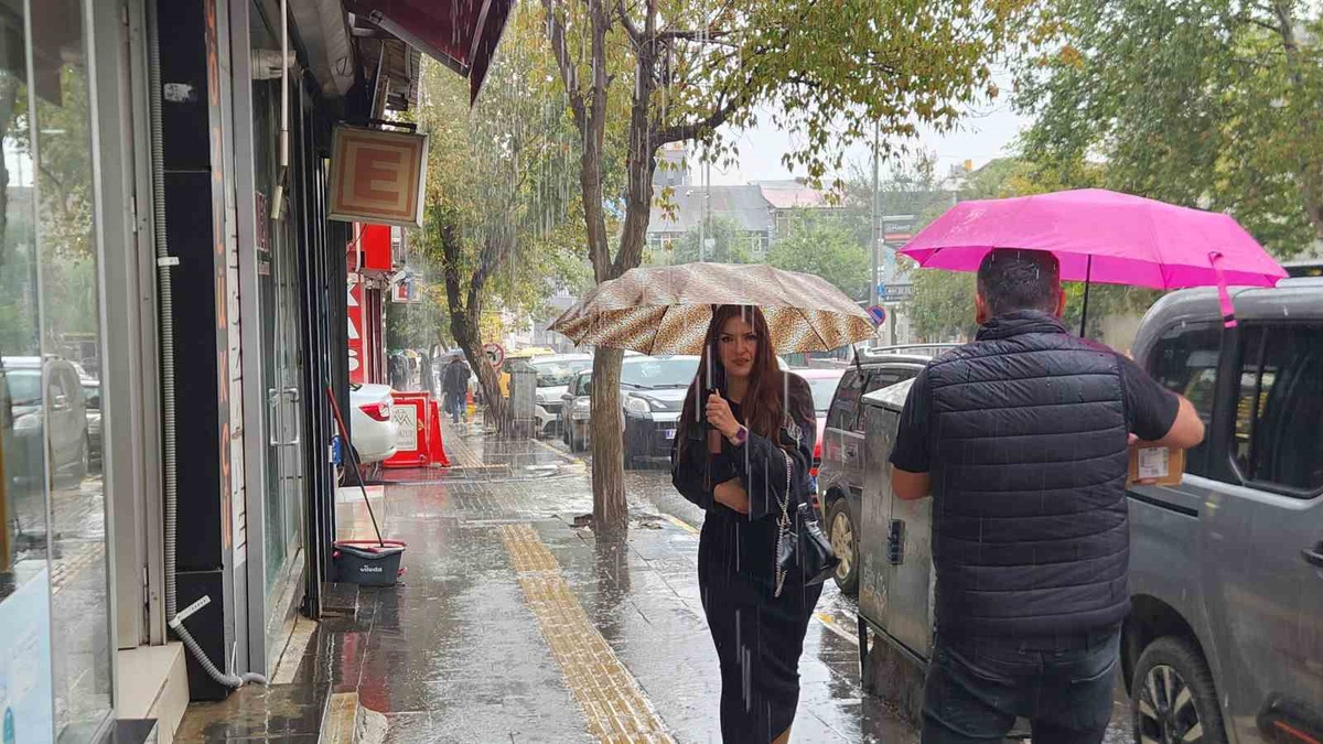 Meteoroloji uyarısının ardından Tunceli'de sağanak yollarda su birikintisi oluşturdu
