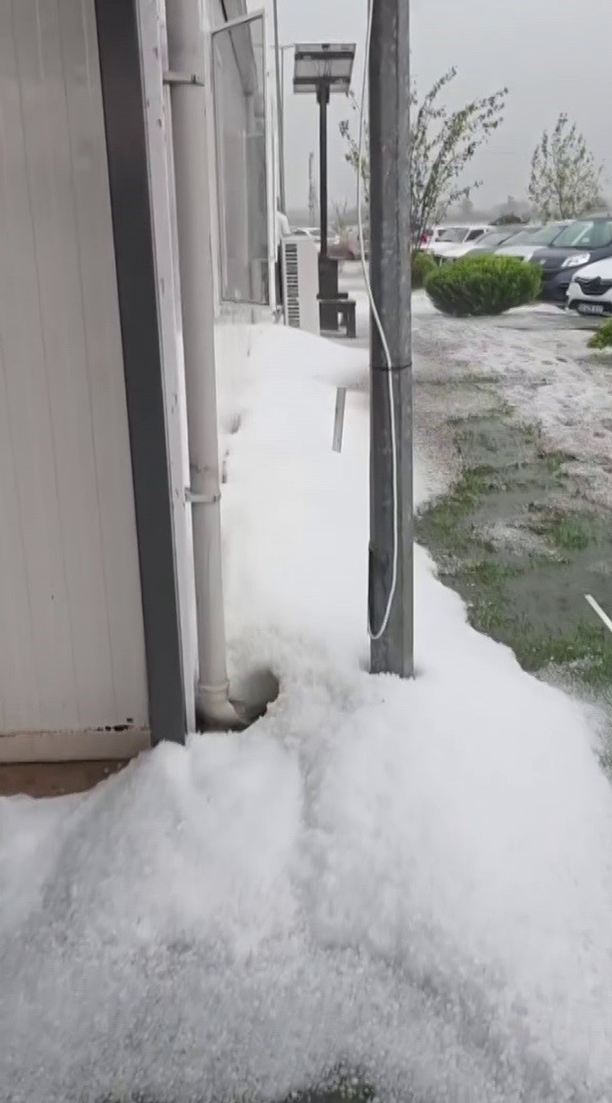 Meteorolojinin sarı kod uyarısıyla Hatay Arsuz'da dolu yağışı çevreyi beyaza bürüdü