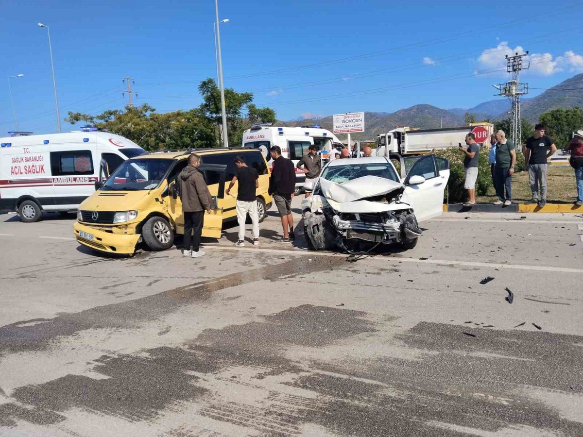 Muğla Fethiye'de ışıksız kavşakta otomobil ile kamyonet çarpıştı, 5 kişi yaralandı