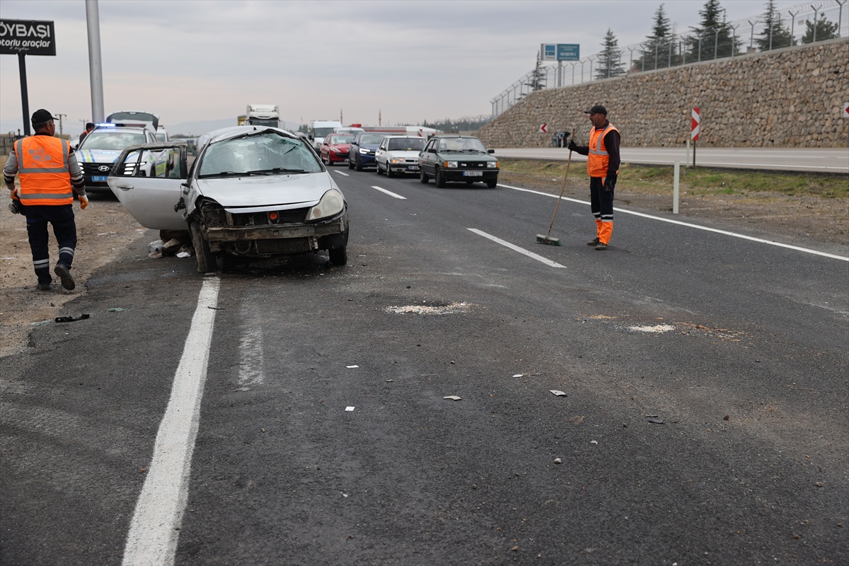 Nevşehir-Aksaray yolunda iki otomobil çarpışıp devrildi, 7 kişi yaralandı