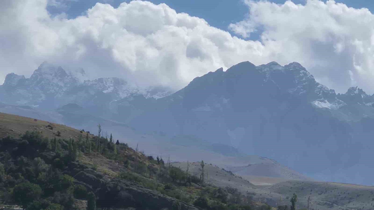 Niğde Çamardı'da Aladağlar'ın yüksek kesimleri mevsimin ilk karıyla beyaza büründü