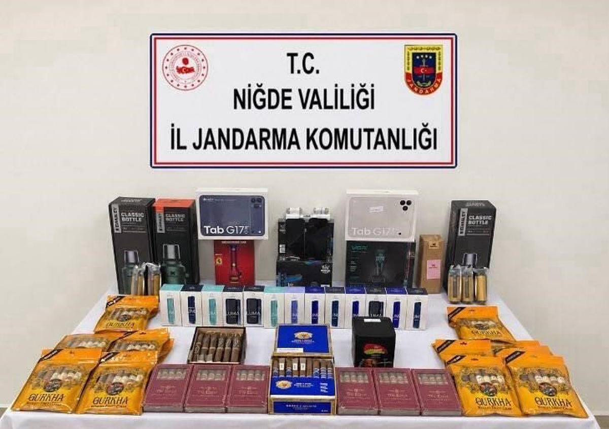 Niğde Ulukışla'da jandarma kaçak elektronik ve tütün ürünü ele geçirdi