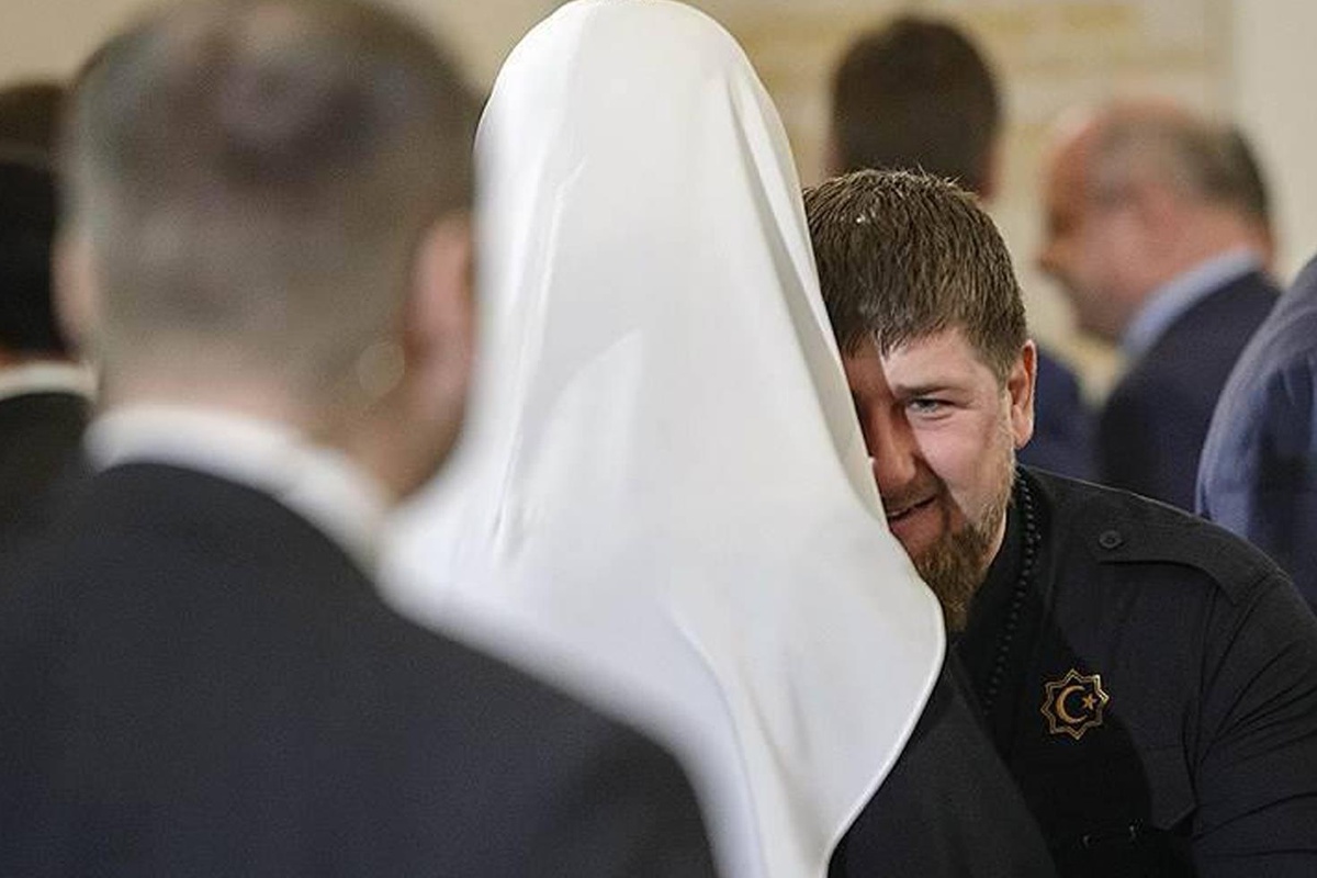 Önce bordo bere, şimdi nişan! Kadirov'a ödül üstüne ödül
