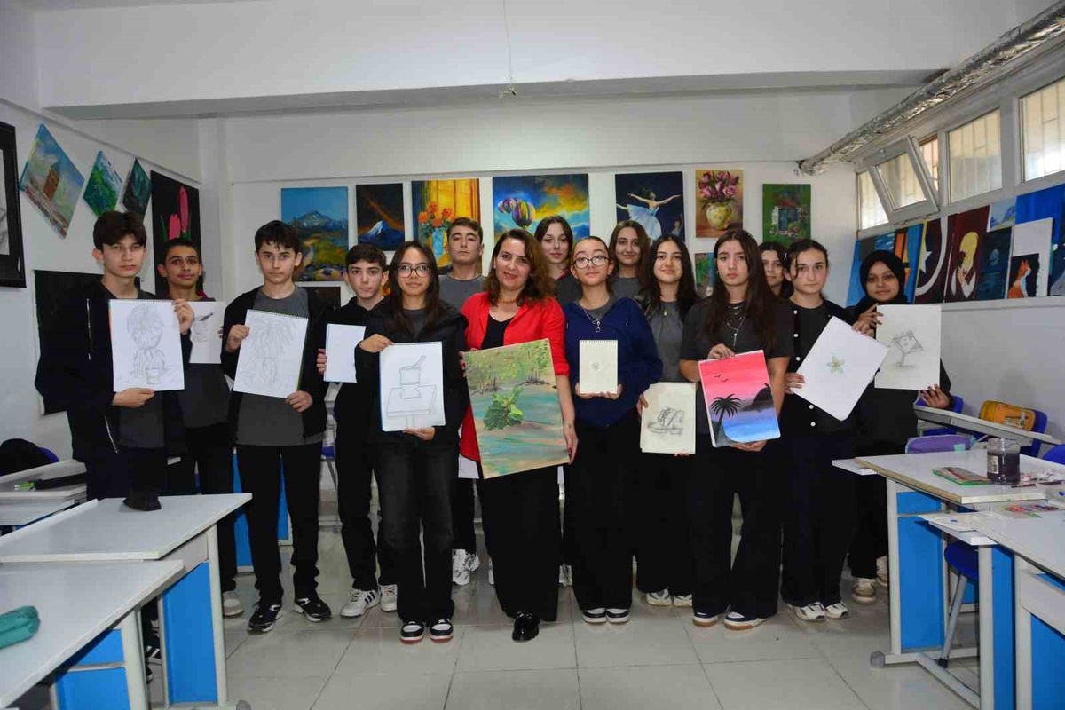 Ordu Ünye'de Mustafa Rakım Anadolu Lisesi öğrencileri sanatla eser üretiyor