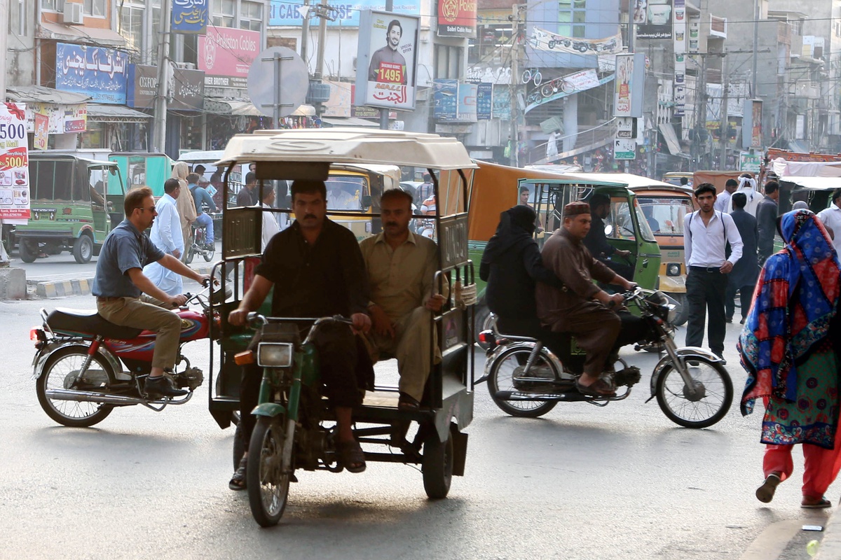 Pakistan, 9 milyondan fazla araç sahibinin yararlandığı benzin desteğini sürdürüyor