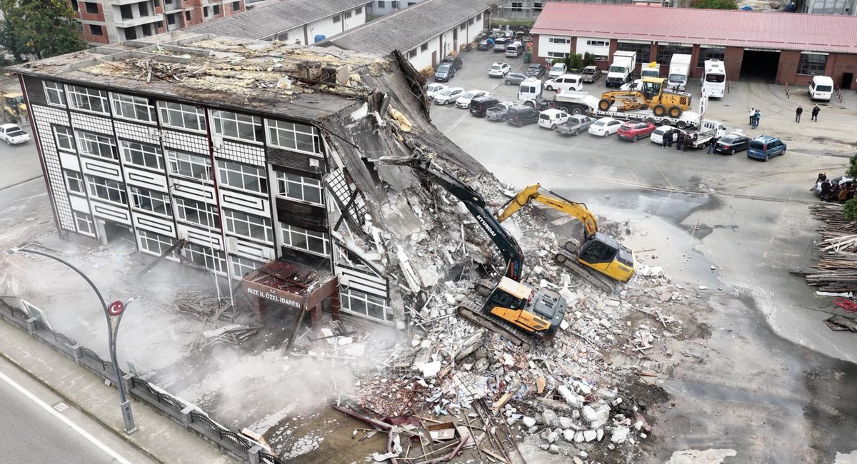 Rize İl Özel İdaresi’nin Engindere’deki riskli A Blok binasında yıkım başladı