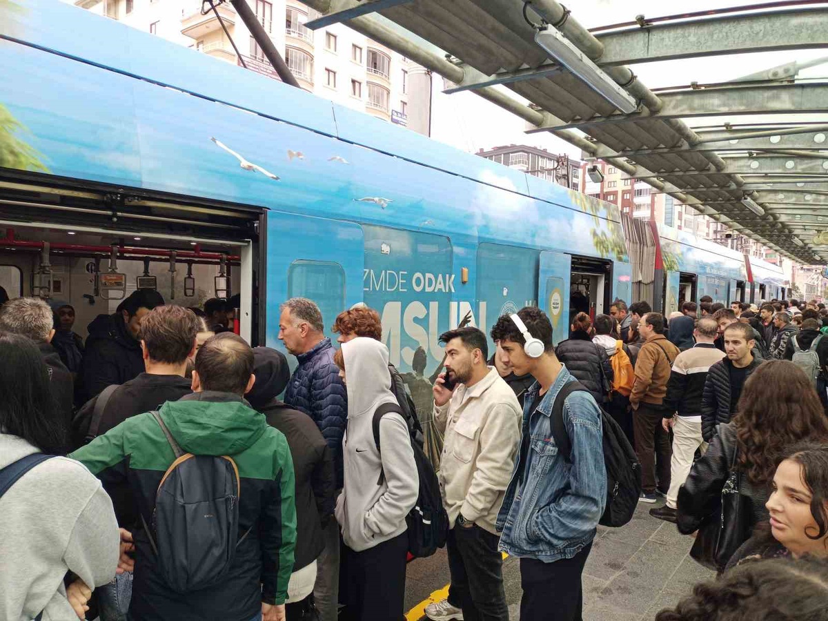 Samsun'da sabah dolu tramvaya binemeyen öğrenci ve çalışanlar istasyonlarda bekliyor