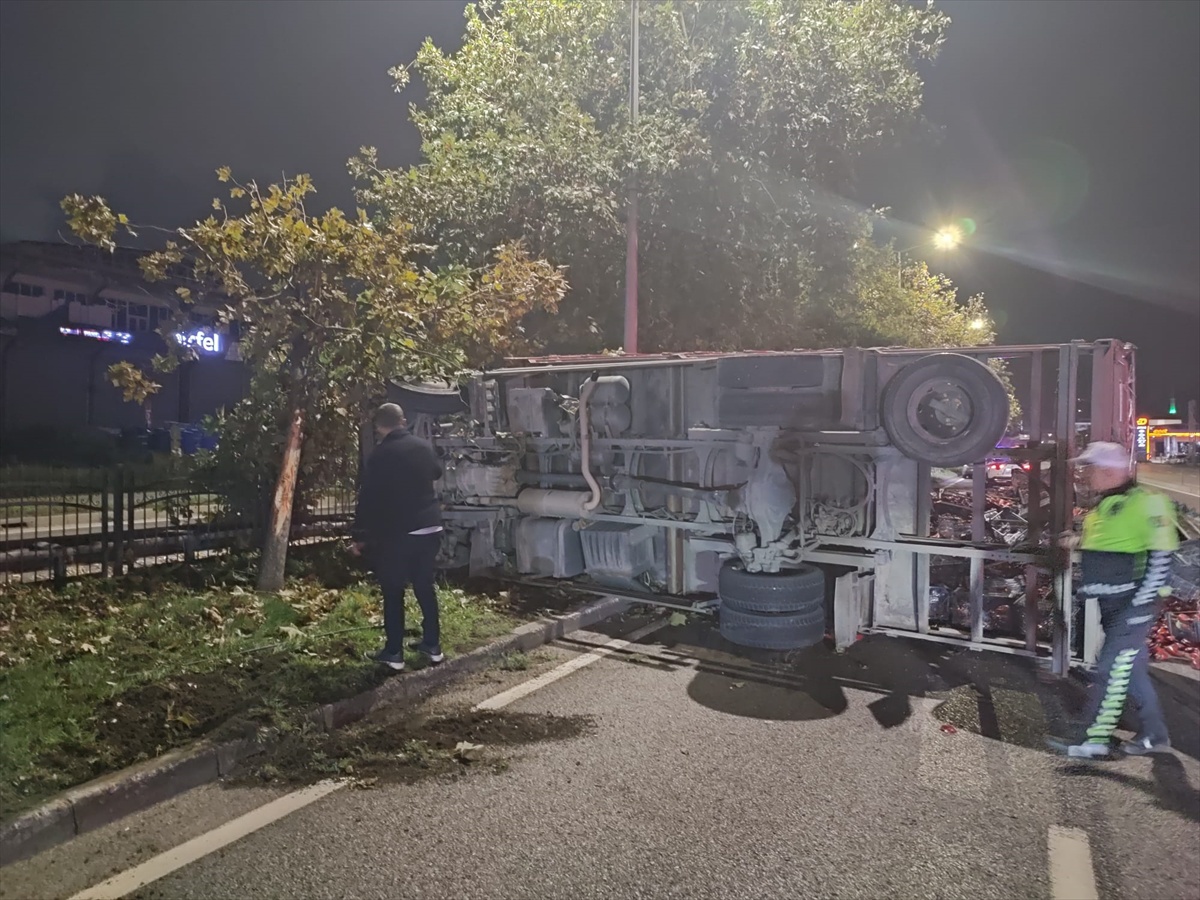 Samsun Tekkeköy'de biber yüklü kamyon devrildi, 2 kişi yaralandı, yol kapandı