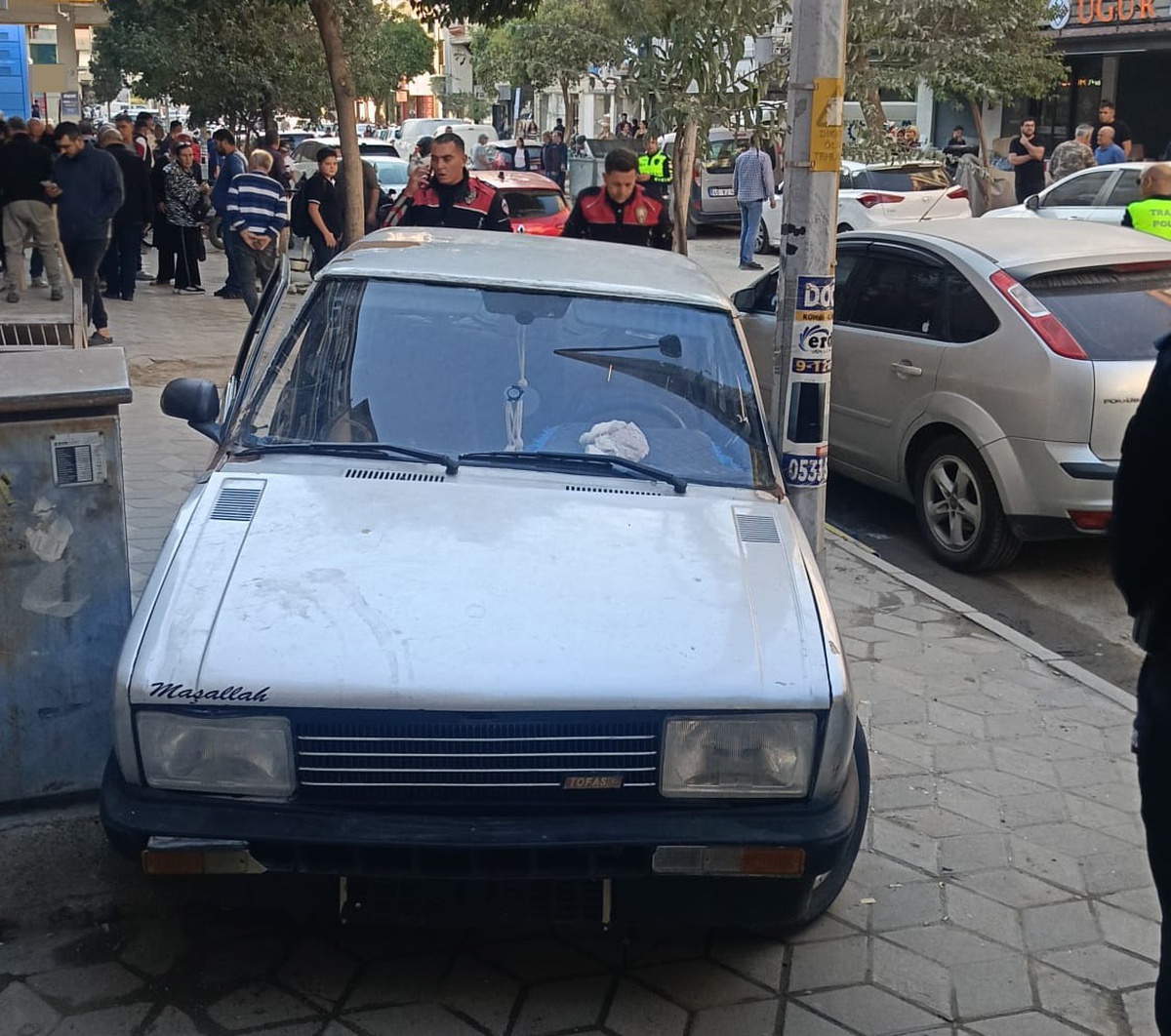 Soma'da polisten kaçan araç kaldırımda trafo ile direk arasına sıkıştı! Kaldırımdakiler büyük tehlike atlattı