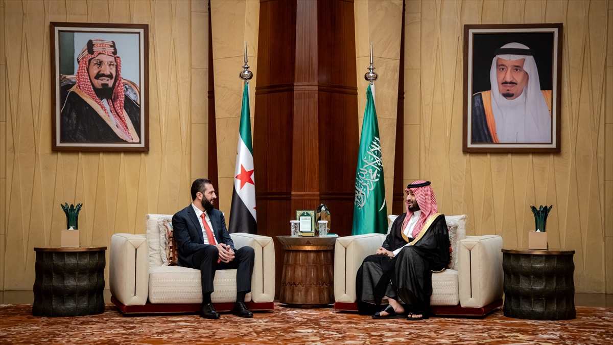 Suriye Cumhurbaşkanı Şara, Riyad'da bin Selman ile görüştü, Bakan Şeybani de katıldı