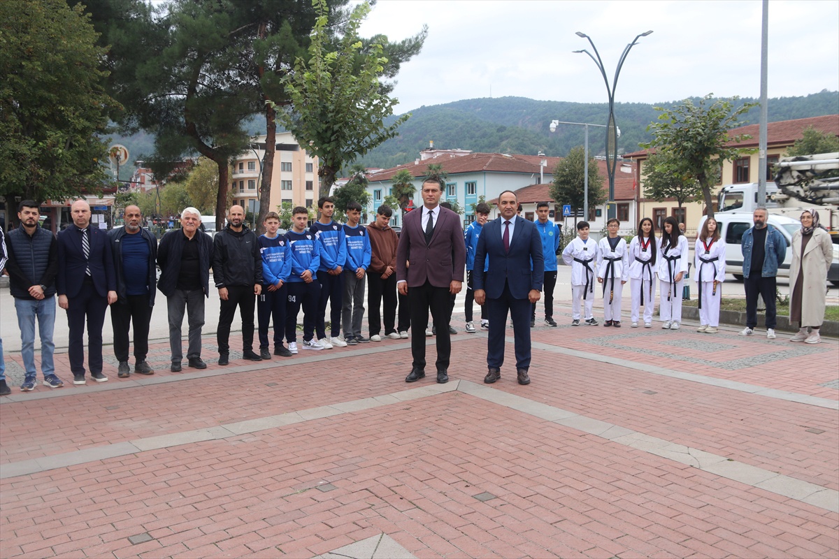 Taşova'da Amatör Spor Haftası için Atatürk Anıtı'nda çelenk sunuldu