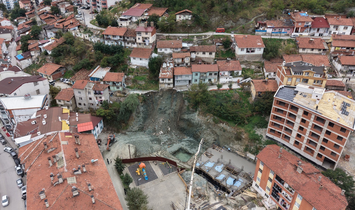Tokat'ta inşaat yanındaki yolda çökme meydana geldi, 2 katlı ev boşaltıldı