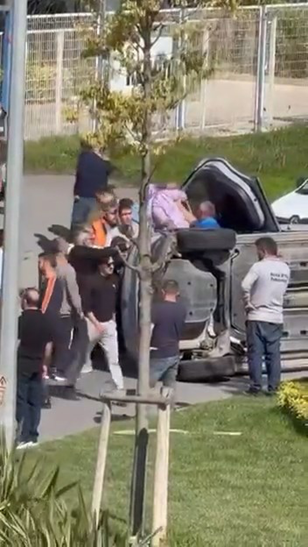 Tuzla'da takla atan otomobile hafif ticari araç çarptı, 2 kişi yaralandı