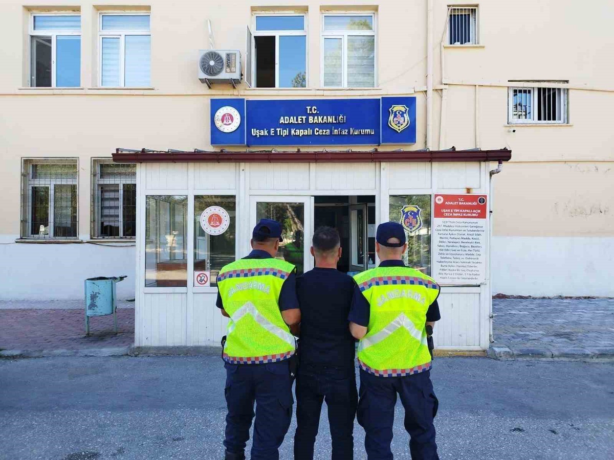 Uşak'ta jandarma, Eylül'de kesinleşmiş hapis cezası olan 25 aranan şahısı yakaladı