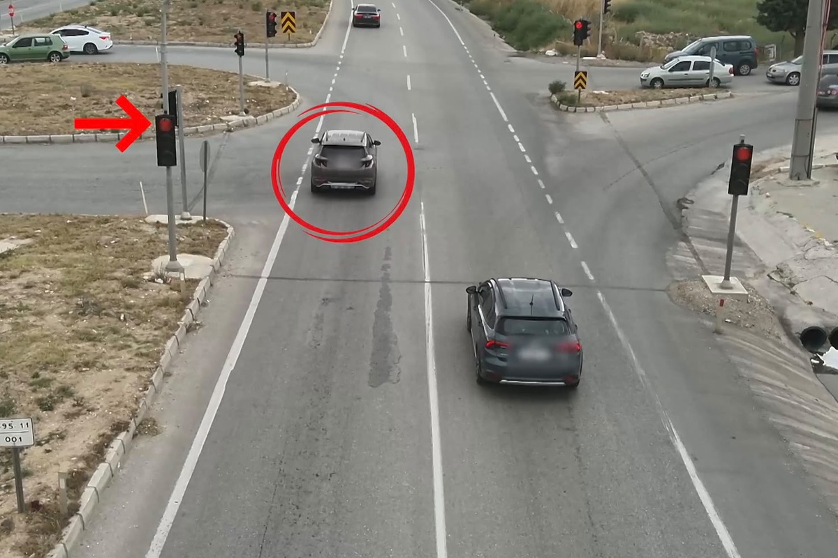 Uşak'ta kırmızı ışık ve emniyet kemeri denetimleri KGYS ve drone desteğiyle sürüyor