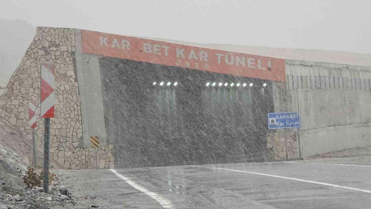 Van-Bahçesaray yolunda kar ve sis nedeniyle Karabet Geçidi'nde görüş azaldı