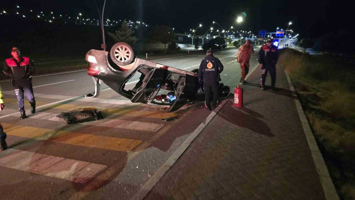 Van Edremit'te dün gece otomobil takla attı, kazada 2 kişi yaralandı