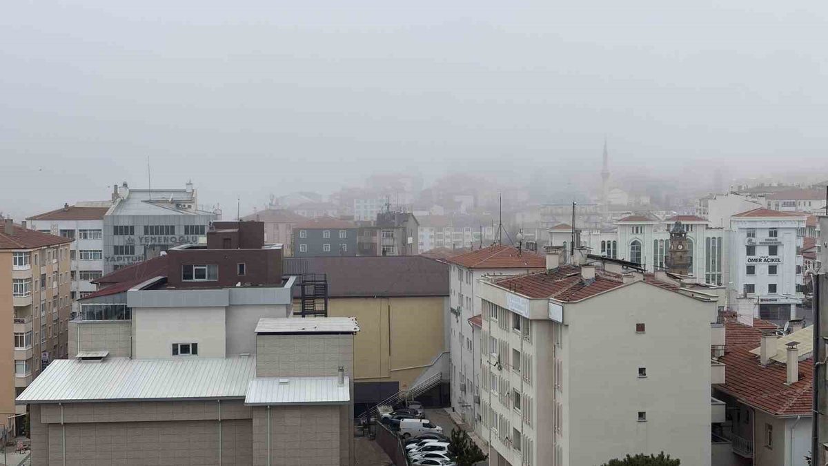 Yozgat-Sivas kara yolu Muslubelen'de sis görüş mesafesini 30 metreye düşürdü
