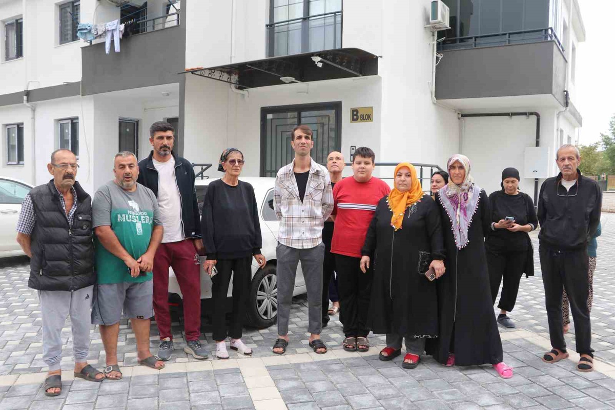 Adana'da kırmızı etiketli asansörde mahsur kalan kişi itfaiye ekiplerince kurtarıldı