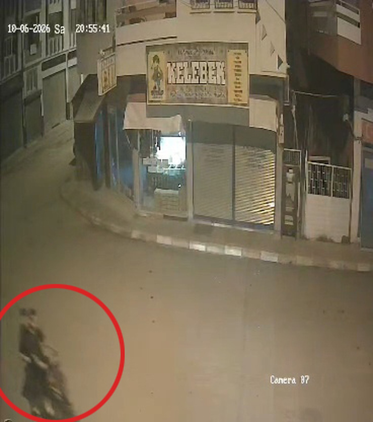 Adana Kozan'da otomobil elektrikli bisiklete çarptı, sürücüsü kaçtı, 2 kişi yaralandı