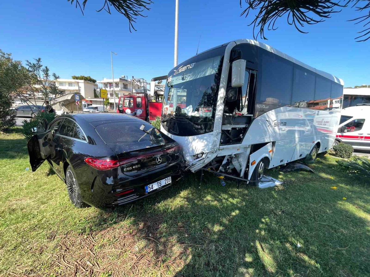 Alanya'da midibüs ile otomobil çarpıştı, 2 kişi yaralandı; kaza anı kameraya yansıdı