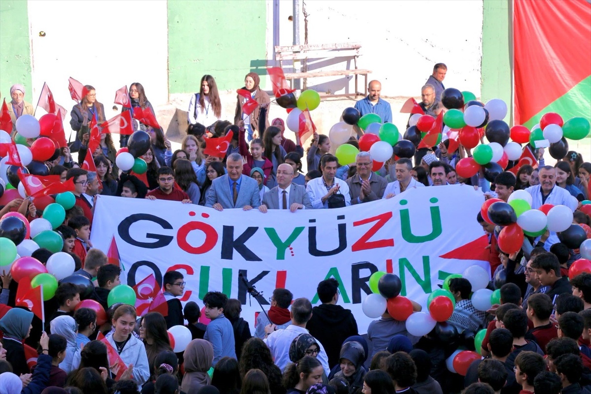 Amasya ve Tokat'ta öğrenciler Gazze'deki soykırımı balon ve şiirlerle protesto etti