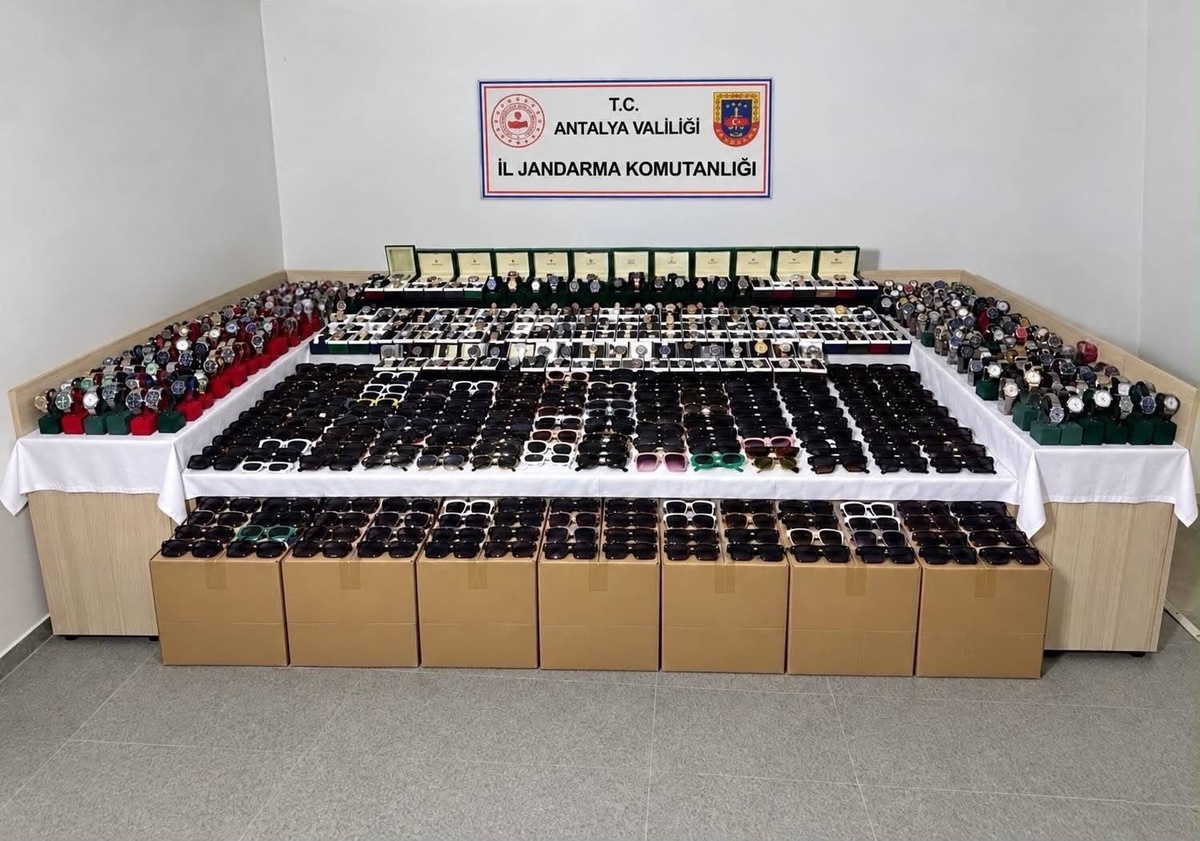Antalya Aksu'da depoda kaçak gözlük ve saat ele geçirildi, değeri 5 milyon 250 bin TL