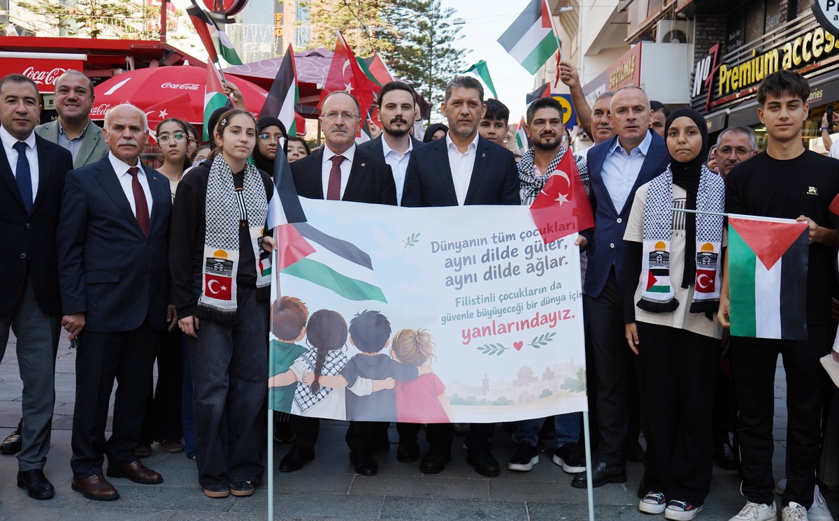 Antalya'da 26 imam hatip okulundan yaklaşık 6 bin öğrenci Gazze için sessiz yürüdü