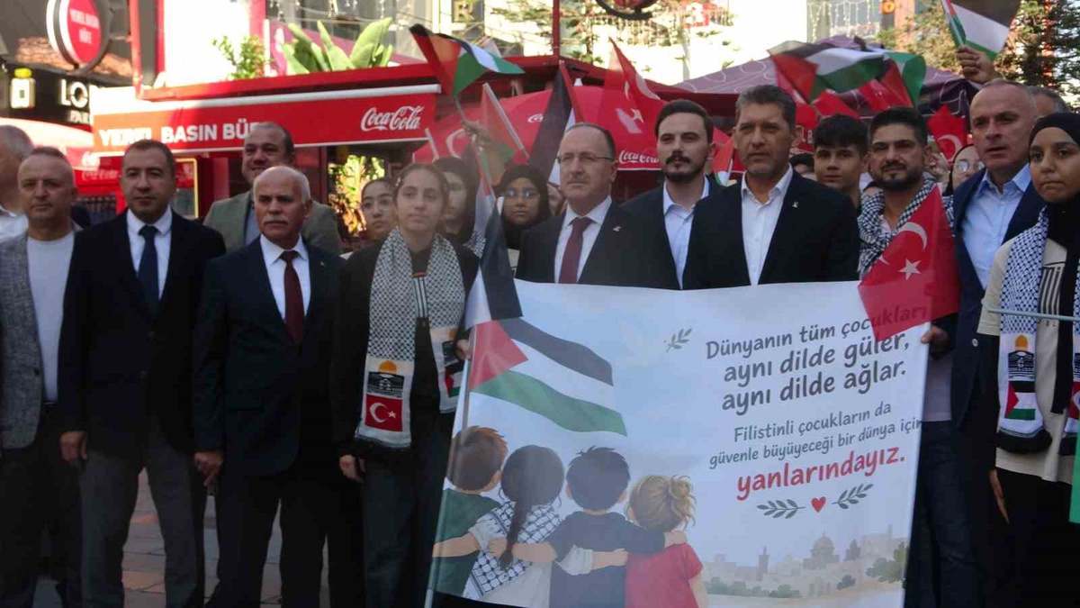 Antalya'da binlerce öğrenci Filistin için Cumhuriyet Meydanı'na yürüdü