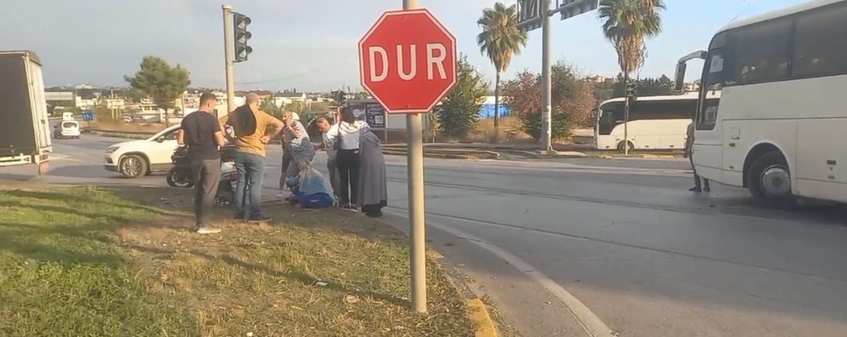 Antalya Manavgat'ta otel servis otobüsü motosikletle çarpıştı, motosikletli yaralandı