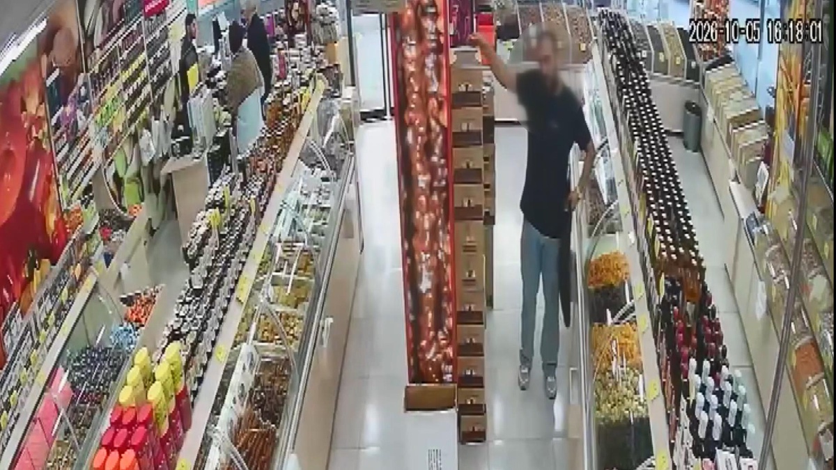 Avcılar'da kuruyemişçiden 26 paket kahve çalan kişi fark edilince koşarak kaçtı