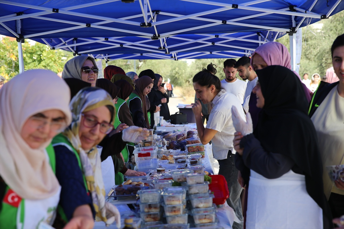 Aydın Adnan Menderes Üniversitesi öğrencileri Filistin için kermes düzenledi
