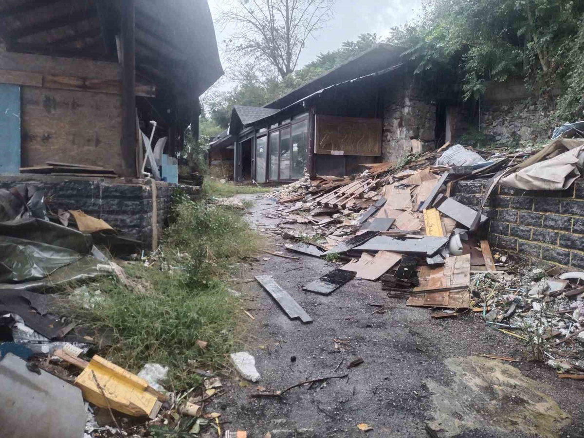 Beykoz Çubuklu'da dükkanı boşaltılan Murat Metin Yıldız, Ağaoğlu'na tepki gösterdi.