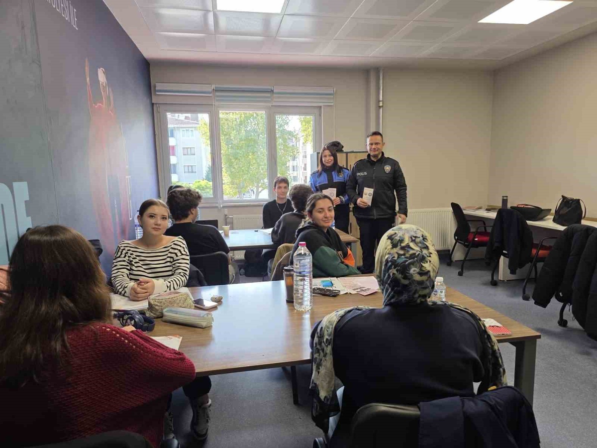 Bilecik Bozüyük'te polis, öğrencilere KADES ve dolandırıcılık konusunda bilgi verdi