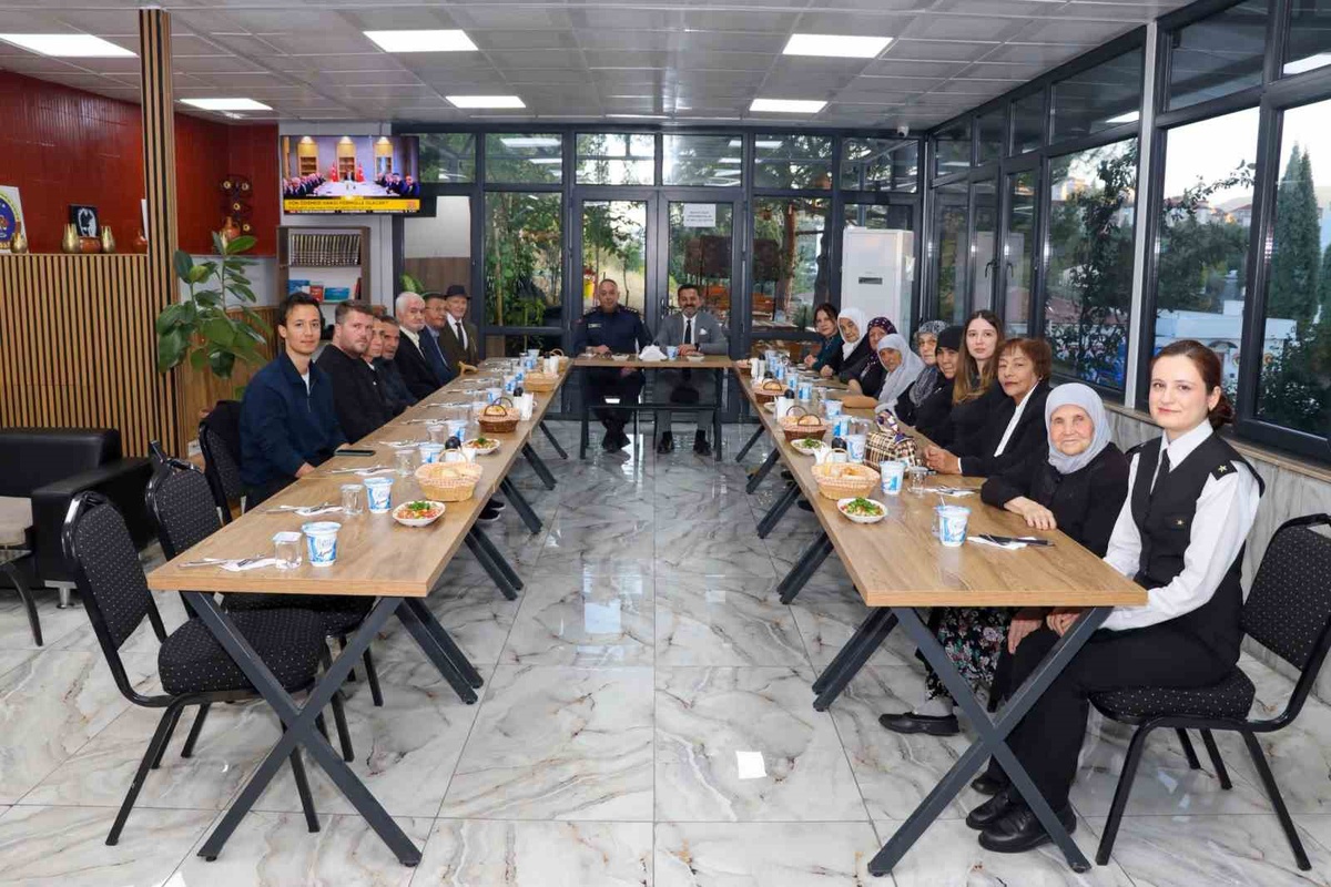 Bilecik'te huzurevi sakinleri Jandarma Albay Ali Vanlı ile buluştu